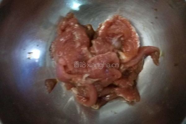猪肉炒木耳的做法图解1