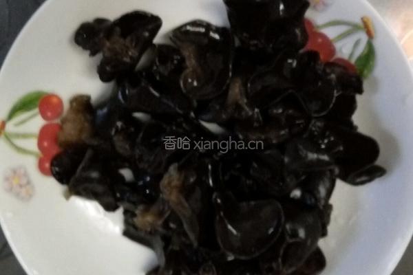 猪肉炒木耳的做法图解2