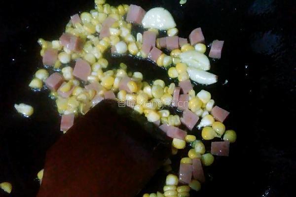 鸡蛋火腿炒豆米的做法图解3