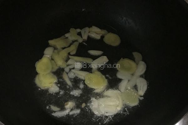 葱爆螃蟹的做法图解2