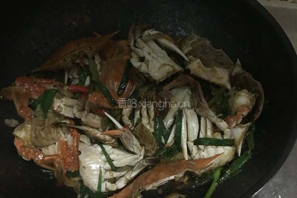 葱爆螃蟹的做法图解3