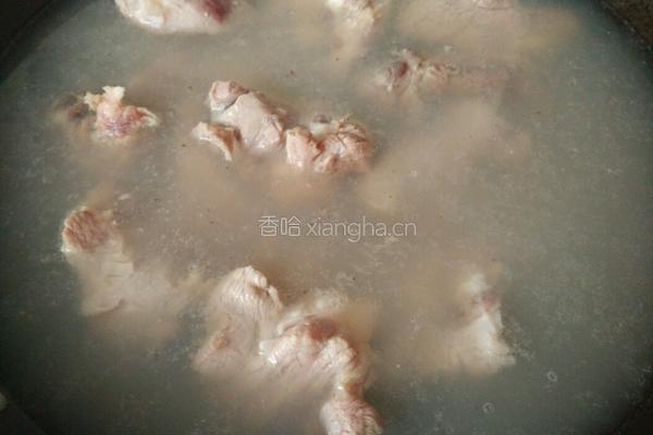 脊骨炖豆角的做法图解1