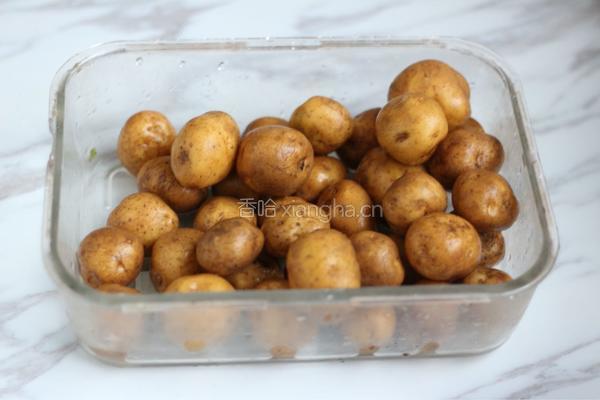 盐烤土豆的做法图解1