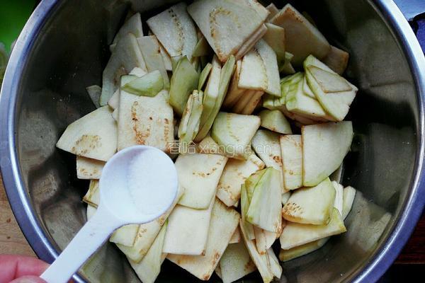 蜂蜜烧茄子的做法图解2