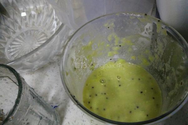 猕猴桃牛油果饮的做法图解4