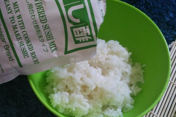 吞拿鱼玉米寿司的做法图解2