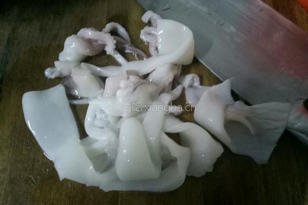 水煮鱿鱼的做法图解1