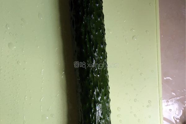 凉拌蒜香拍黄瓜的做法图解2