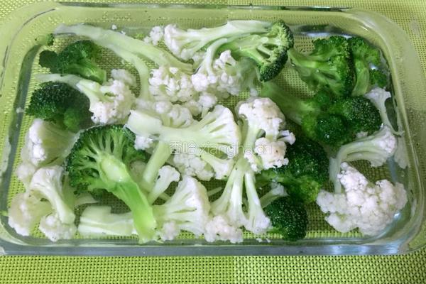 凉拌西兰花 花菜新吃法的做法图解2