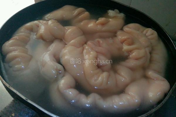 酸菜炒猪肠的做法图解2