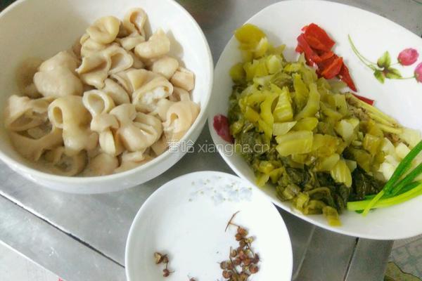 酸菜炒猪肠的做法图解5
