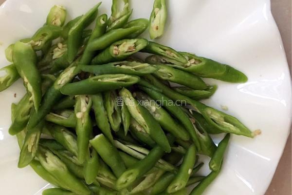 杭椒烧茄子的做法图解1