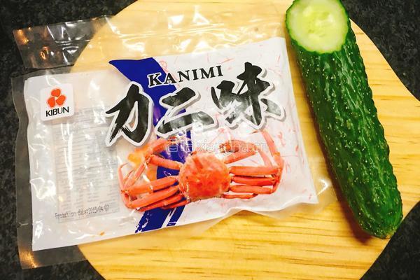 凉拌黄瓜蟹肉丝的做法图解1