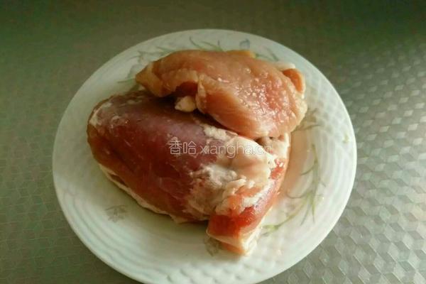 猪肉酸菜炖粉条的做法图解1