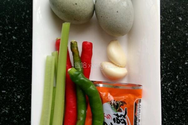 香辣炒皮蛋的做法图解1
