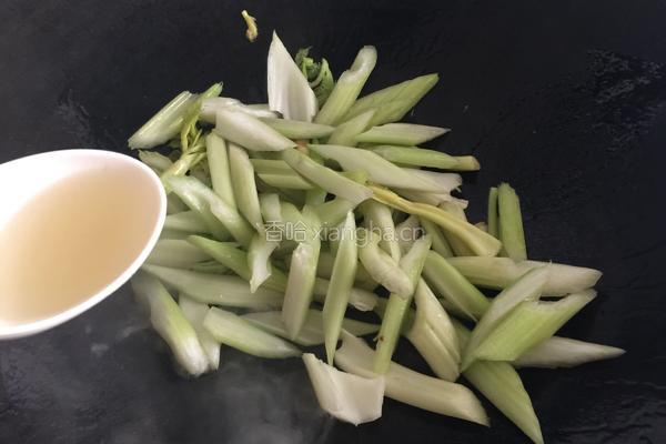 爽口西芹炒鲜尤的做法图解9