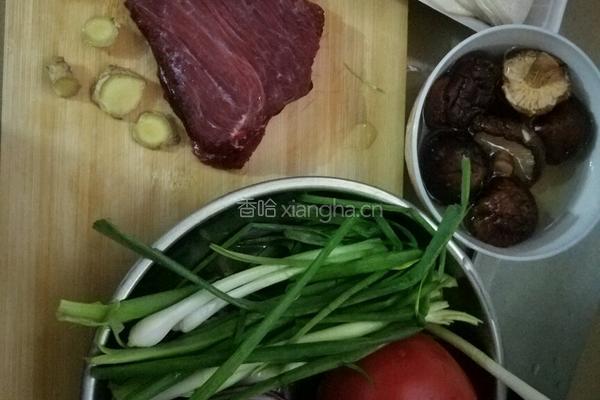 番茄牛肉馅饺子的做法图解1