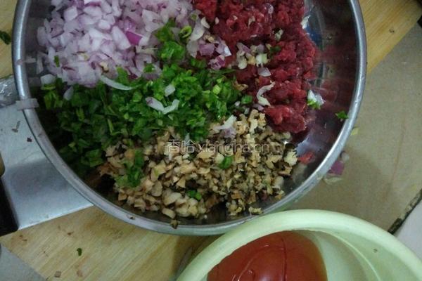 番茄牛肉馅饺子的做法图解2