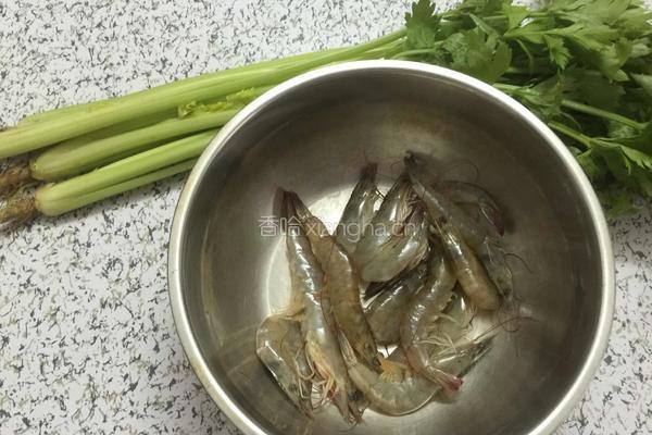 虾仁炒芹菜的做法图解1