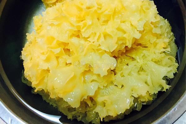 冰糖雪梨雪耳糖水的做法图解2