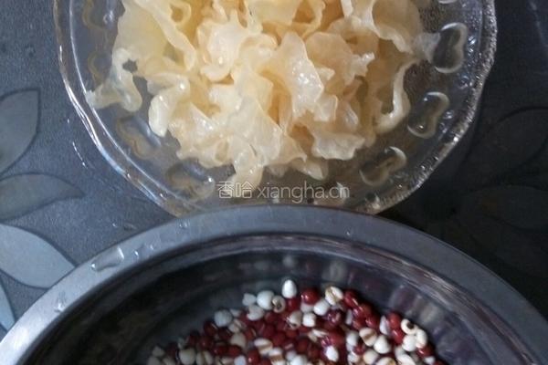 薏米红豆银耳羹的做法图解3