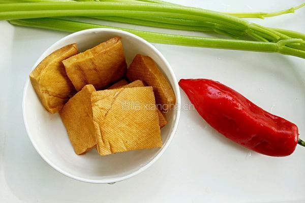 香干炒芹菜的做法图解1