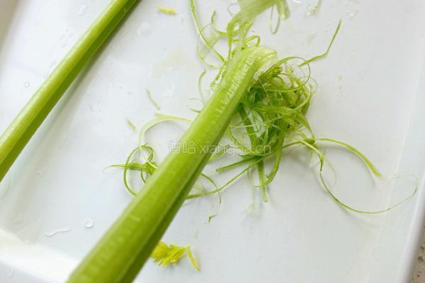 香干炒芹菜的做法图解2