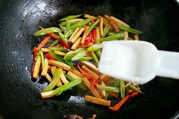 香干炒芹菜的做法图解12