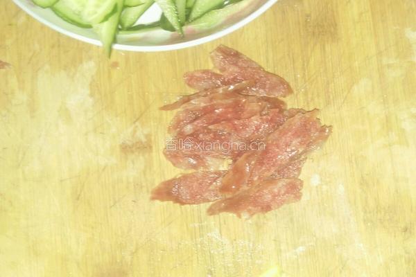 黄瓜炒腊肠的做法图解1