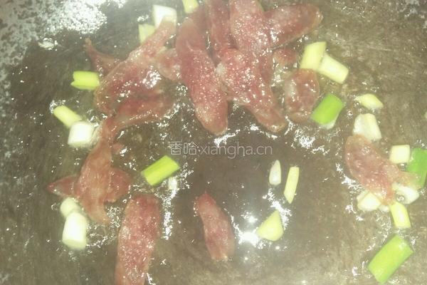 黄瓜炒腊肠的做法图解3