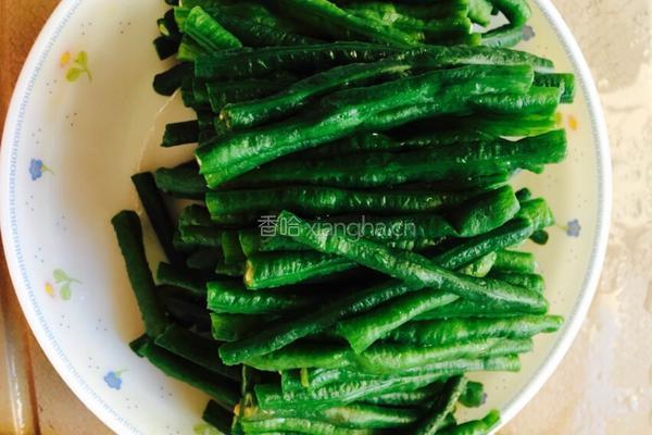 豆瓣酱爆炒豆角的做法图解1
