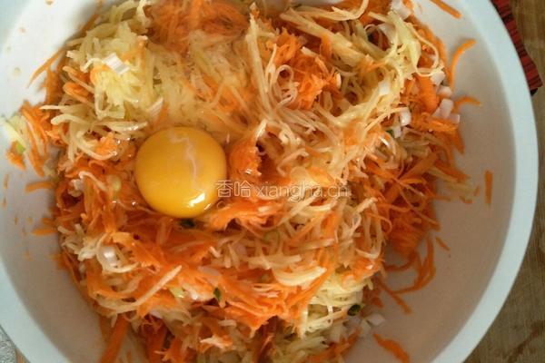 胡萝卜土豆饼的做法图解2