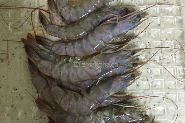 芒果虾仁的做法图解1