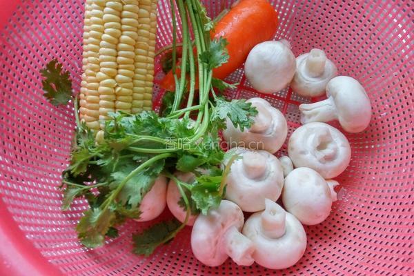 蘑菇水饺的做法图解1