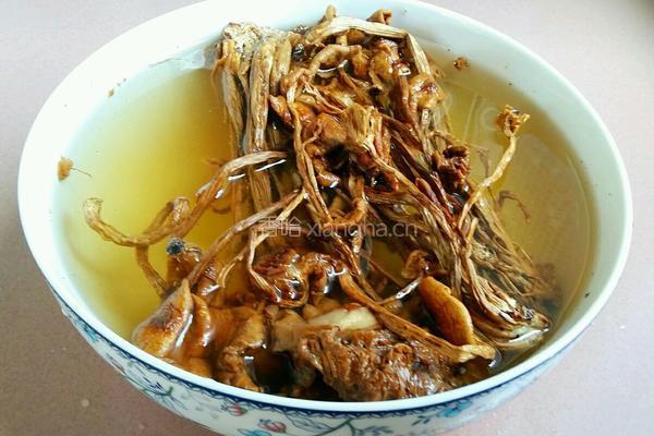 茶树菇炒瘦肉的做法图解1
