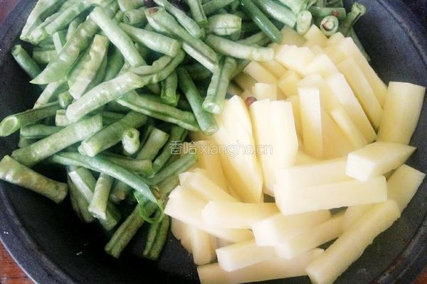 土豆炖豆角的做法图解1