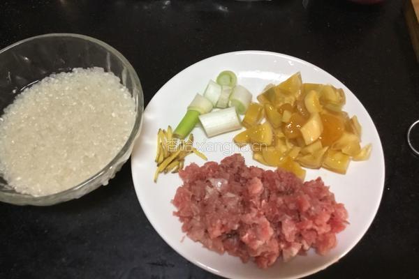 皮蛋瘦肉粥的做法图解1