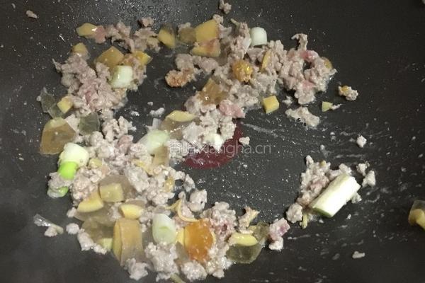 皮蛋瘦肉粥的做法图解2