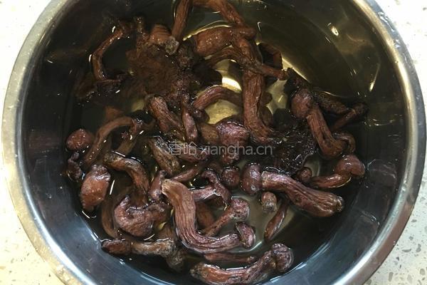 红蘑炒土豆片的做法图解2
