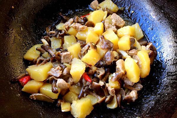 猪肉榛蘑炖土豆的做法图解8