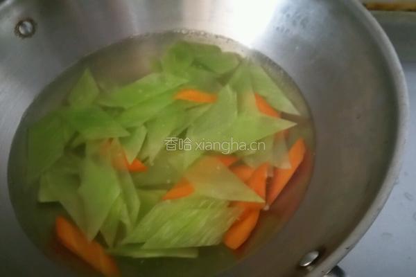 青笋木耳炒肉片的做法图解2