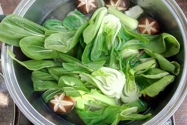 小白菜炒香菇的做法图解4
