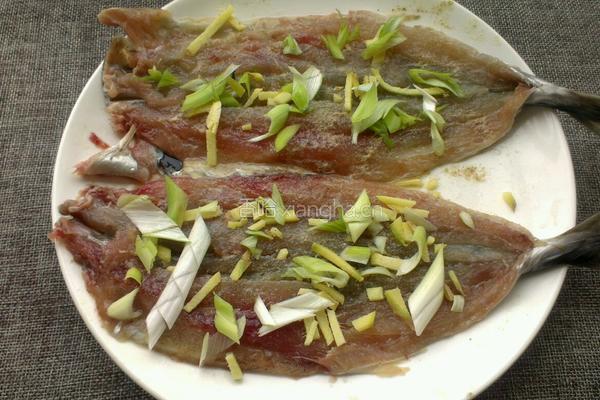 香酥鲅鱼的做法图解3