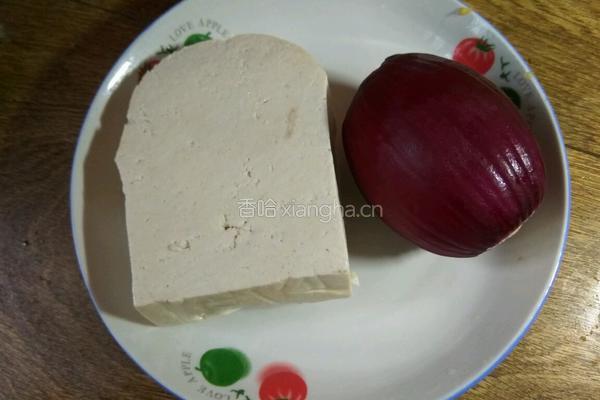 洋葱炒豆腐的做法图解1