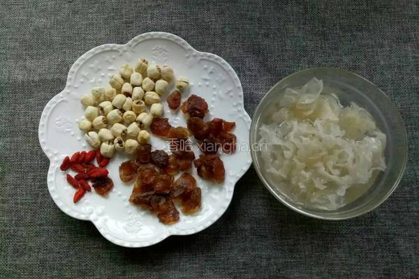 莲子银耳桂圆汤的做法图解1