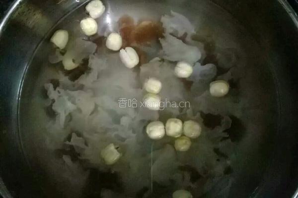 莲子银耳桂圆汤的做法图解2