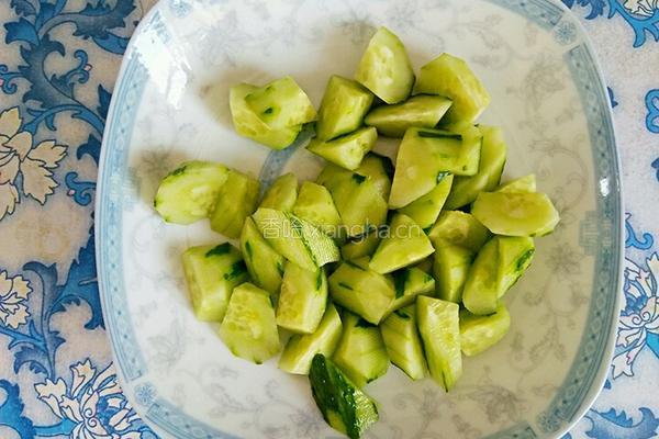 黄瓜炒豆腐的做法图解2
