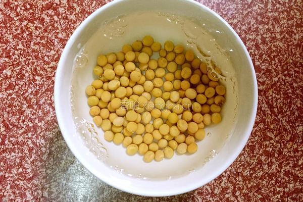 鸡爪焖黄豆的做法图解2