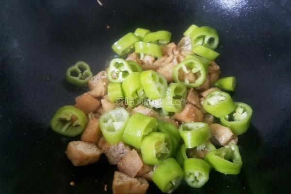 油豆腐炒青椒的做法图解6