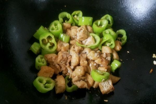 油豆腐炒青椒的做法图解7